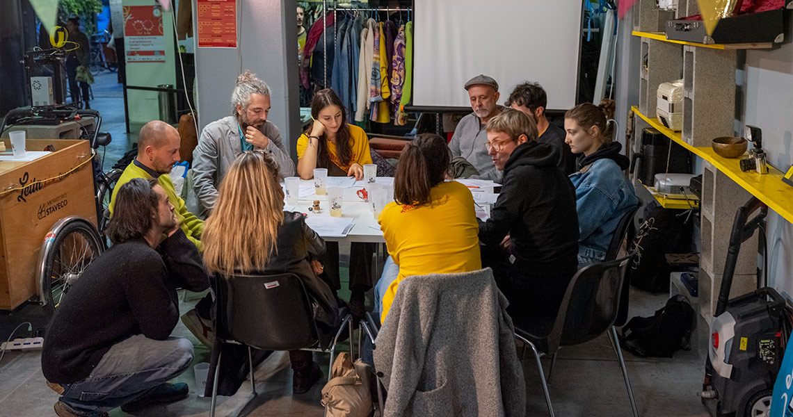 persone attorno a un tavolo in riunione